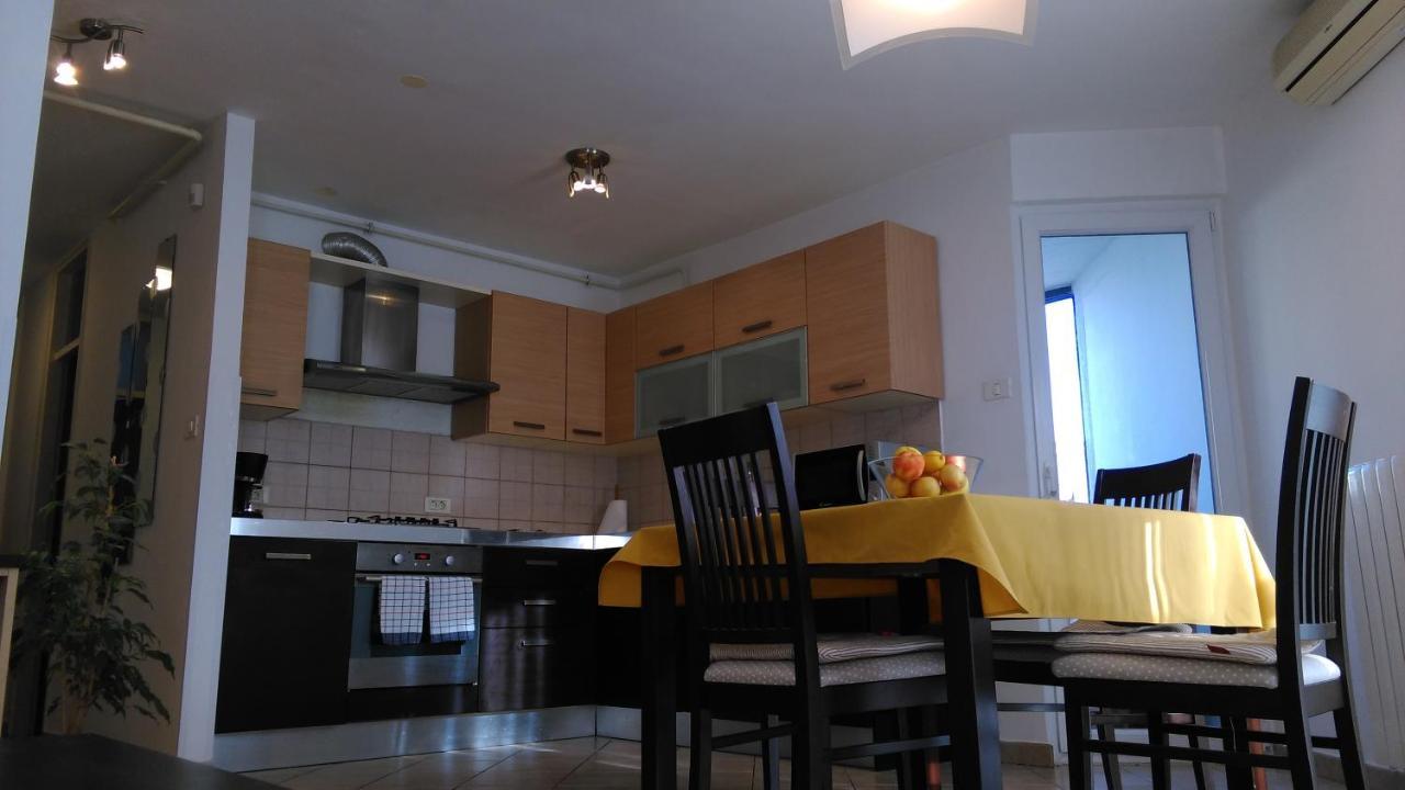 Lair By The Sea - Stoja, Pula Apartment Bagian luar foto