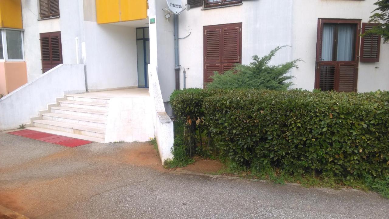 Lair By The Sea - Stoja, Pula Apartment Bagian luar foto
